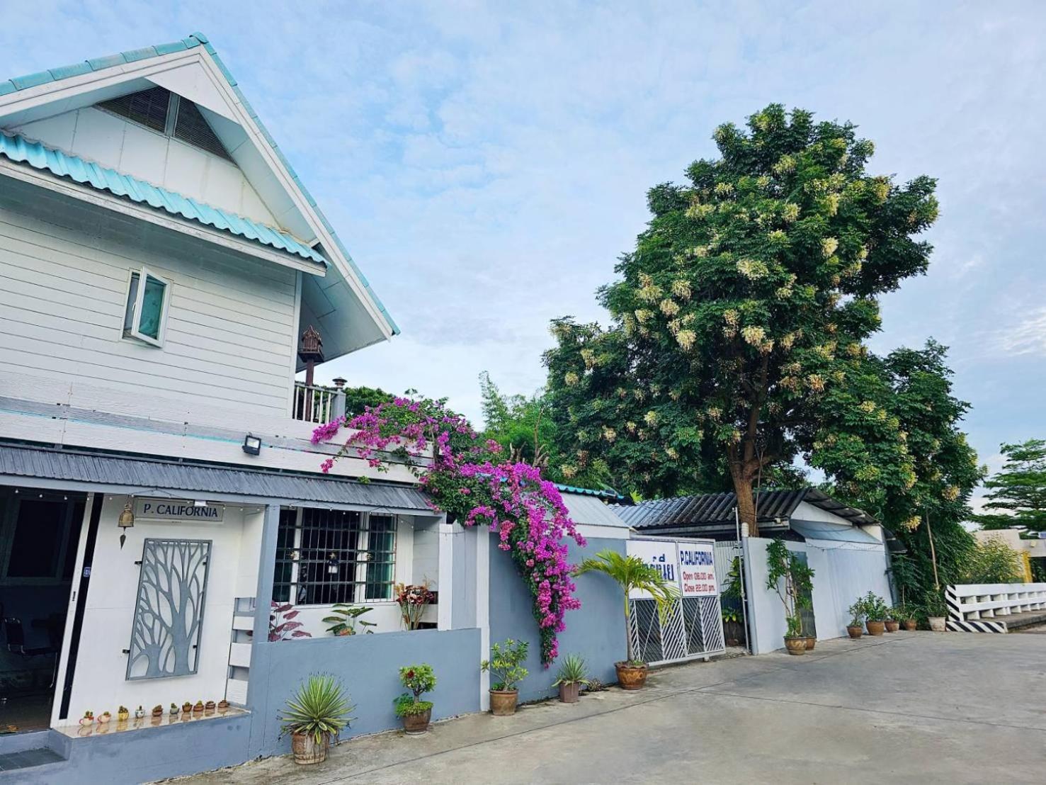P.California Inter Hostel Nang Rong Esterno foto