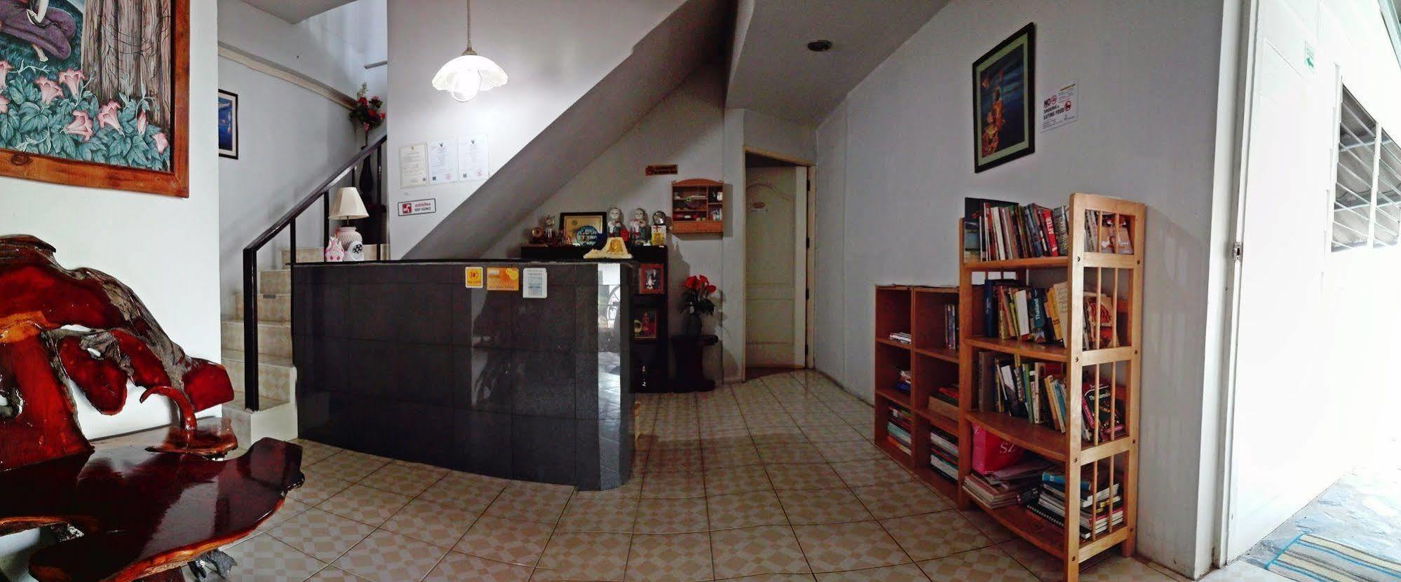 P.California Inter Hostel Nang Rong Esterno foto