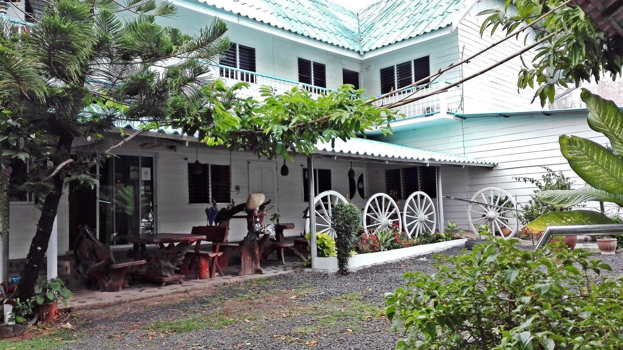 P.California Inter Hostel Nang Rong Esterno foto
